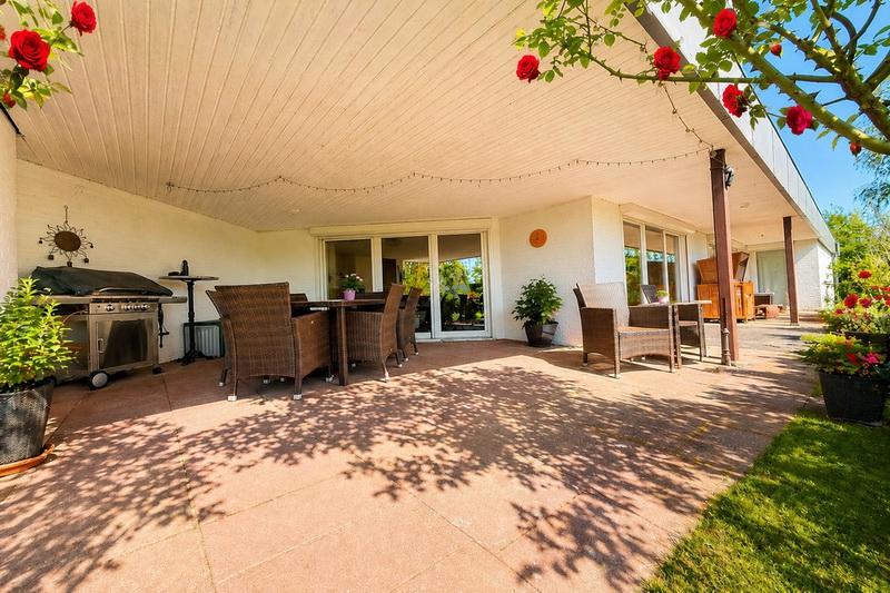 *** Hier läßt es sich leben *** Großzügiges Architektenhaus in begehrter, ruhiger TOP-Lage, mit Einliegerwohnung. - Zweifamilienhaus Henstedt-Ulzburg Ulzburg | Angebot:26382175