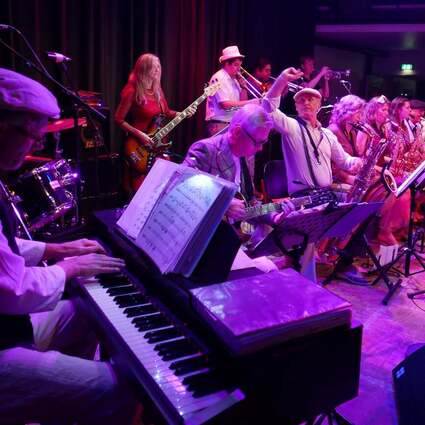 SHINY´S BALLROOM - LOLA SWINGT! 25.04.2026 LOLA Kulturzentrum