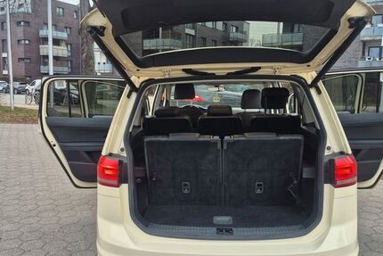 VW Touran 326.428 km 6.999 &euro; Hamburg 22117