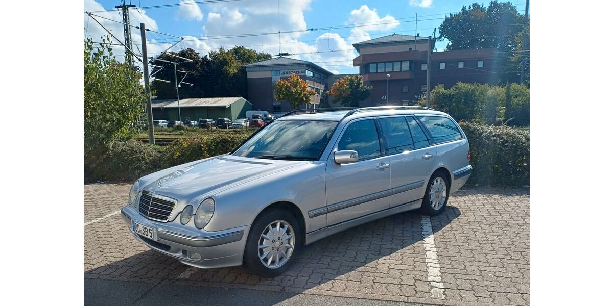Mercedes-Benz 270 221.500 km 4.985 &euro; Ahrensburg 22926