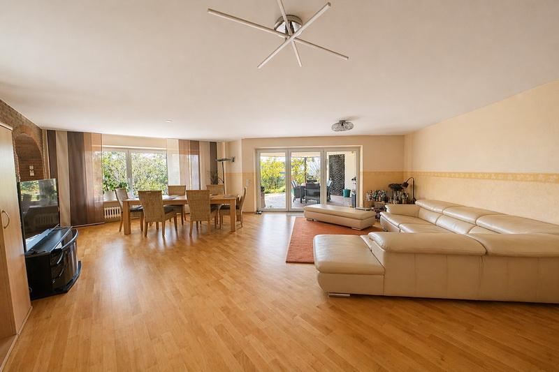 *** Hier läßt es sich leben *** Großzügiges Architektenhaus in begehrter, ruhiger TOP-Lage, mit Einliegerwohnung. - Zweifamilienhaus Henstedt-Ulzburg Ulzburg | Angebot:26382175