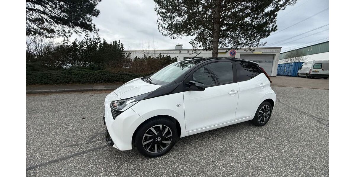 Toyota Aygo (X) 28.967 km 9.790 &euro; Barsbüttel 22885
