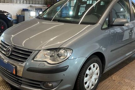VW Touran 147.565 km 7.999 &euro; Bargteheide 22941