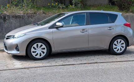 Toyota Auris 54.850 km 9.400 &euro; Hamburg 21077