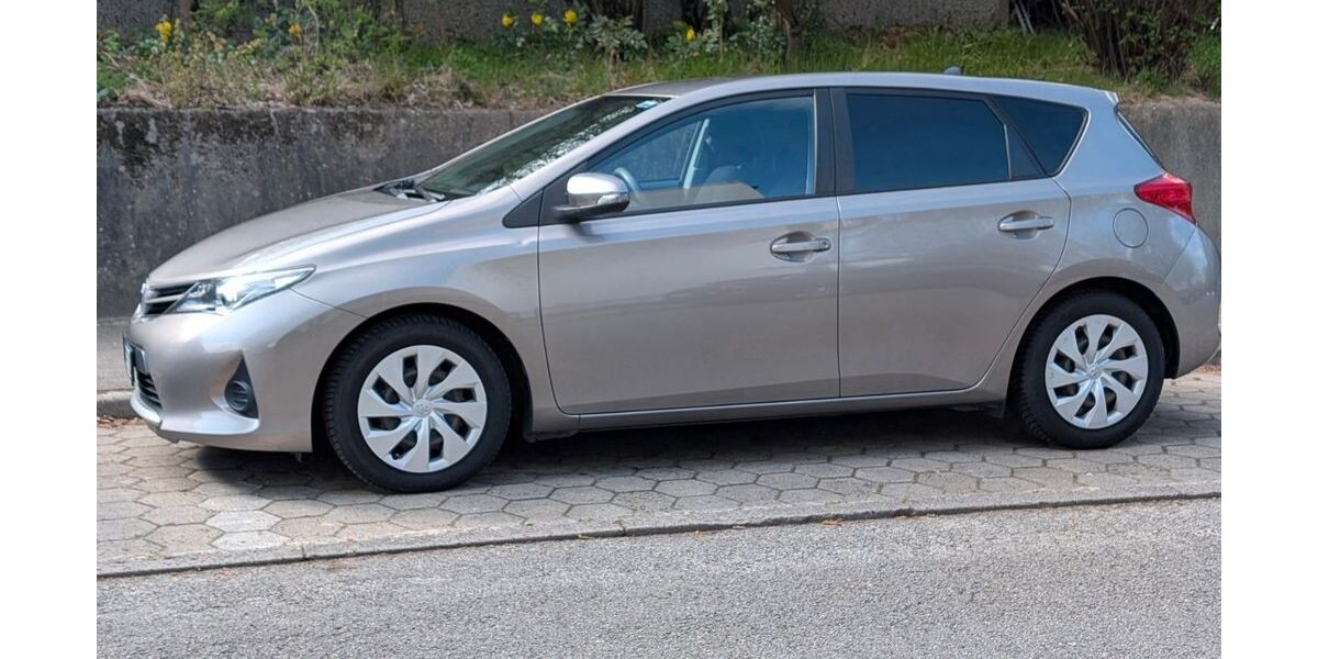 Toyota Auris 54.850 km 9.400 &euro; Hamburg 21077