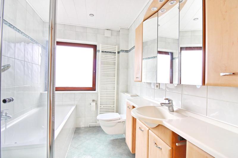 ZWEI-Familienhaus * 116 + 87 m² in traumhafter Lage ! Auch für Anleger interessant ! - Zweifamilienhaus Alveslohe | Angebot:7071303