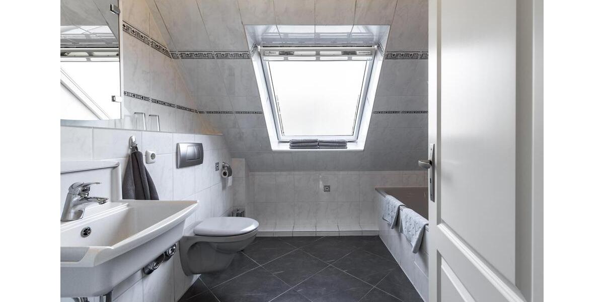 Etagenwohnung Norderstedt - 5 Zimmer, 146 m&sup2;, 2.200&euro; | Angebot:25792572