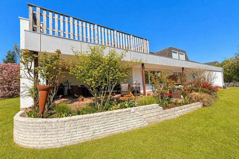 *** Hier läßt es sich leben *** Großzügiges Architektenhaus in begehrter, ruhiger TOP-Lage, mit Einliegerwohnung. - Zweifamilienhaus Henstedt-Ulzburg Ulzburg | Angebot:26382175