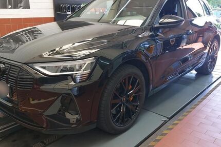 Audi e-tron 37.922 km 36.990 &euro; Hamburg 22047