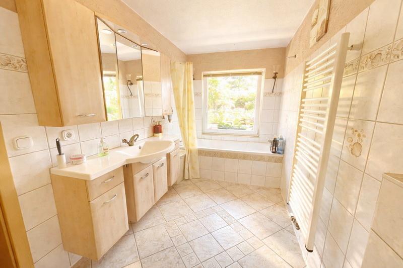 *** Ein Haus mit Stil *** Charmantes 5 Zi.-Stadthaus sucht neue Eigentümer ! - Mehrfamilienhaus, Wohnhaus Elmshorn | Angebot:22255457