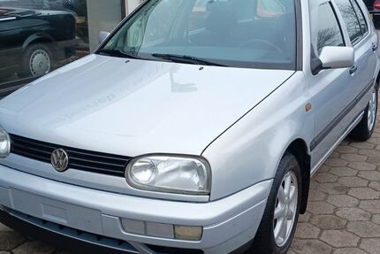 VW Golf 121.529 km 2.999 &euro; Stapelfeld 22145