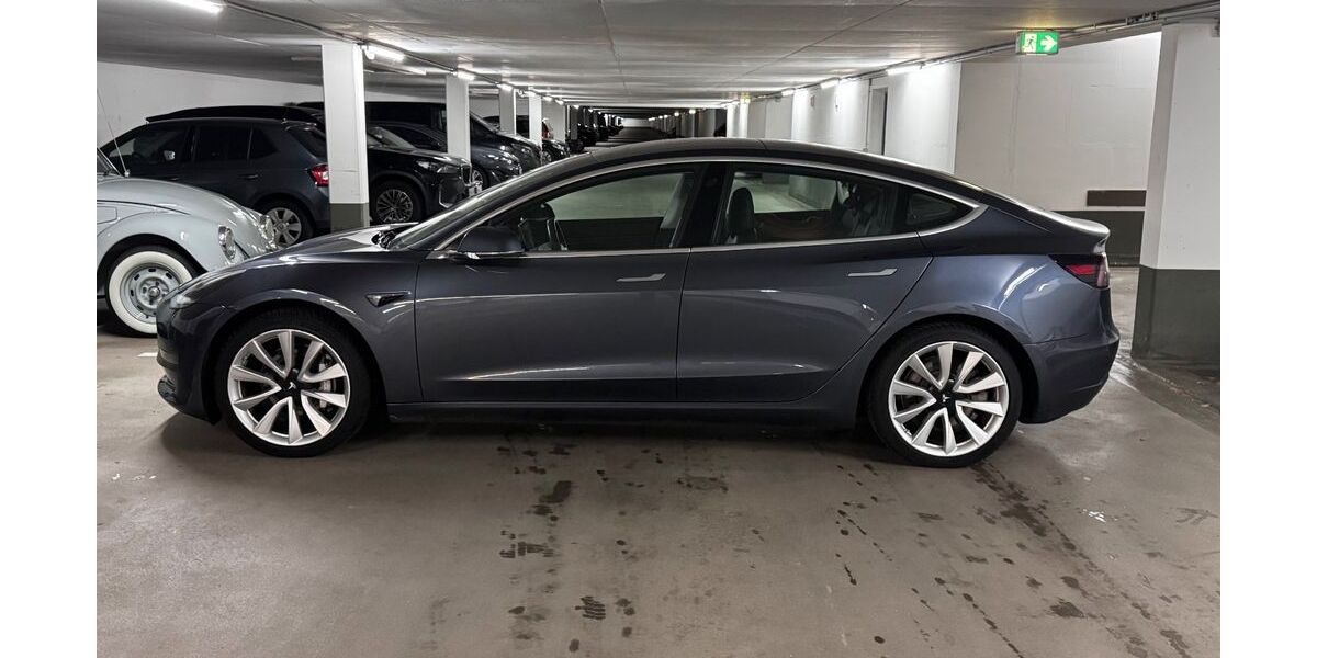Tesla Model 3 68.400 km 23.500 &euro; Hamburg 22119