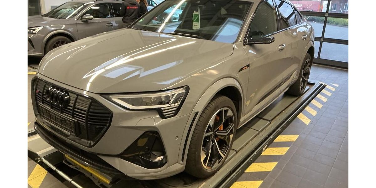 Audi e-tron 33.631 km 47.990 &euro; Hamburg 22047