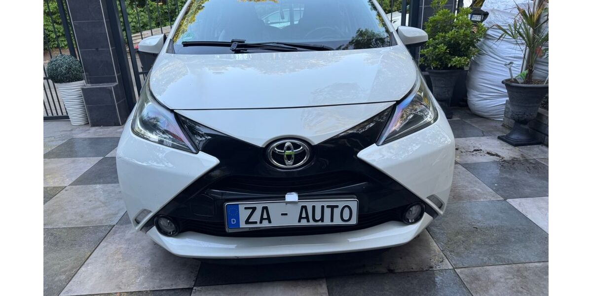 Toyota Aygo (X) 122.000 km 5.600 &euro; Hamburg 22523