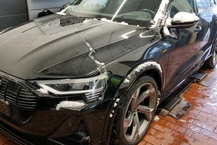 Audi e-tron 47.056 km 45.990 &euro; Hamburg 22047