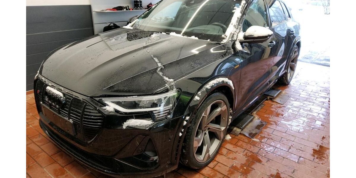 Audi e-tron 47.056 km 45.990 &euro; Hamburg 22047