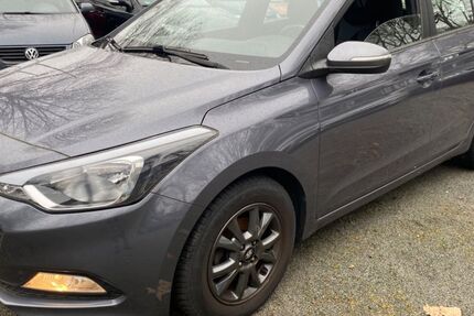 Hyundai i20 61.937 km 9.450 &euro; Hamburg 22419