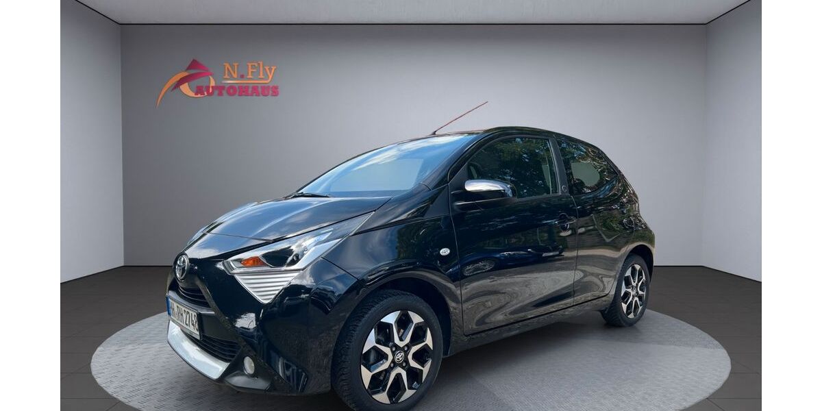 Toyota Aygo (X) 25.410 km 10.850 &euro; Hamburg - 1 Min. vom Hamburg Airport 22415