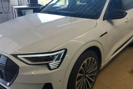 Audi e-tron 53.642 km 33.990 &euro; Hamburg 22047