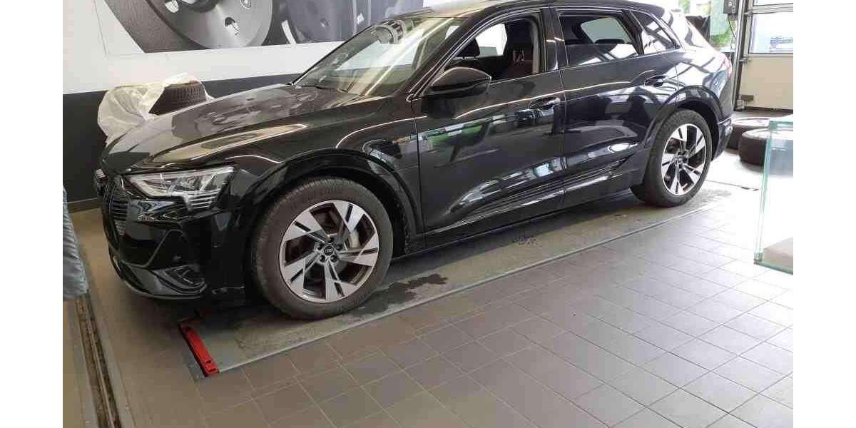 Audi e-tron 52.263 km 33.950 &euro; Hamburg 22047