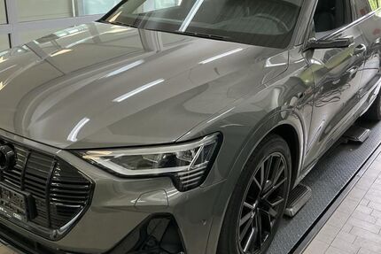 Audi e-tron 40.715 km 33.990 &euro; Hamburg 22047